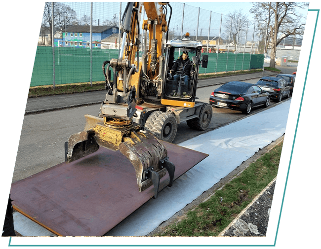 Stahlplatten sind gerade im Straßenbau wichtig, um den Boden für die Arbeiten zu befestigen.