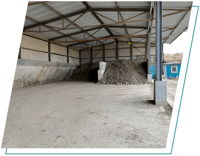 Verschiedene Erdaushübe und Bodenmaterialien können bei der Donaubauer GmbH zwischengelagert werden.